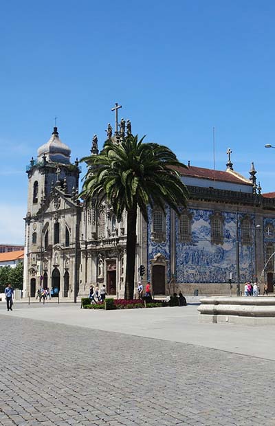 Gli edifici gemelle delle chiese do Carmo e das Carmelitas in Praça de Gomes Teixeira